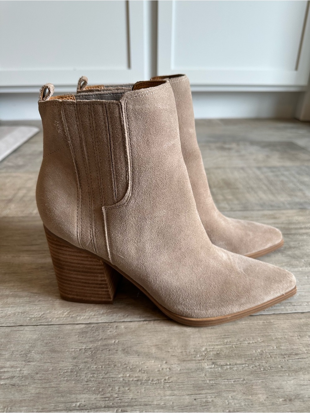 Marc Fisher Taupe Suede Chelsea Bootie Stacked Heel Size 10 Excellent Condition
